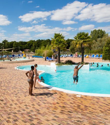 Piscine extérieure au camping bois bardelet