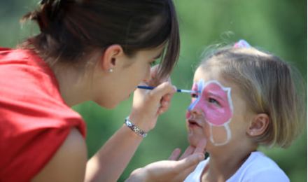 Enfant avec du maquillage