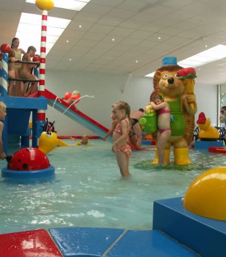 Piscine intérieure pour enfant au camping bois bardelet