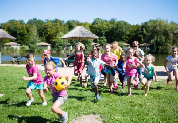 Enfants qui jouent dehors