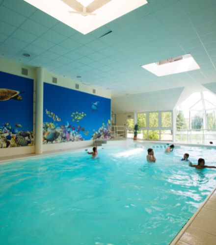 Piscine intérieure au camping bois bardelet